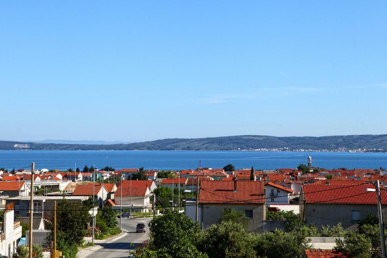 Apartments Ukic - With Large Outdoor Pool Kastela Exterior photo